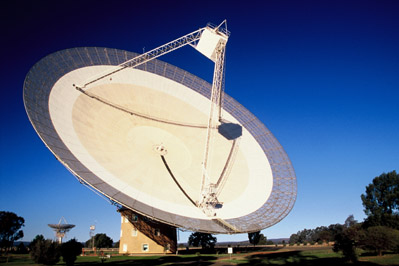 A photograph of the Parkes radio telescope in operation during the day