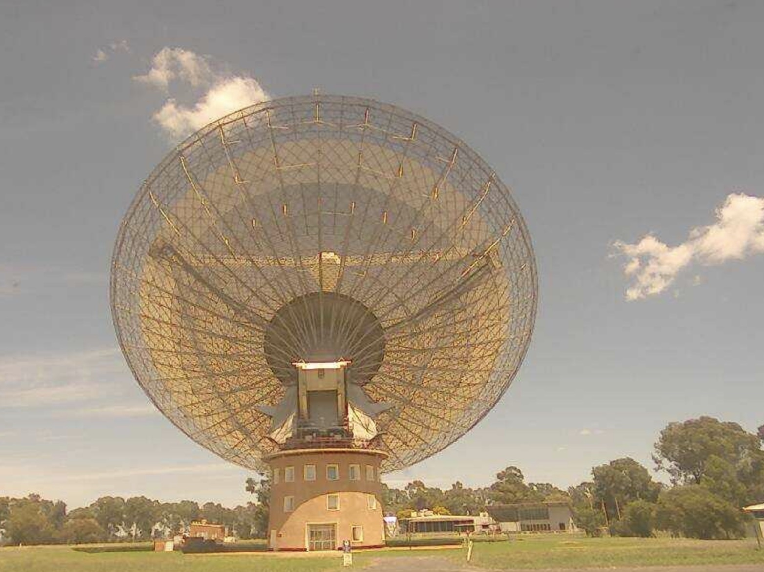 Murriyang, the Parkes 64m telescope, pictured during a Long Baseline Array observing session